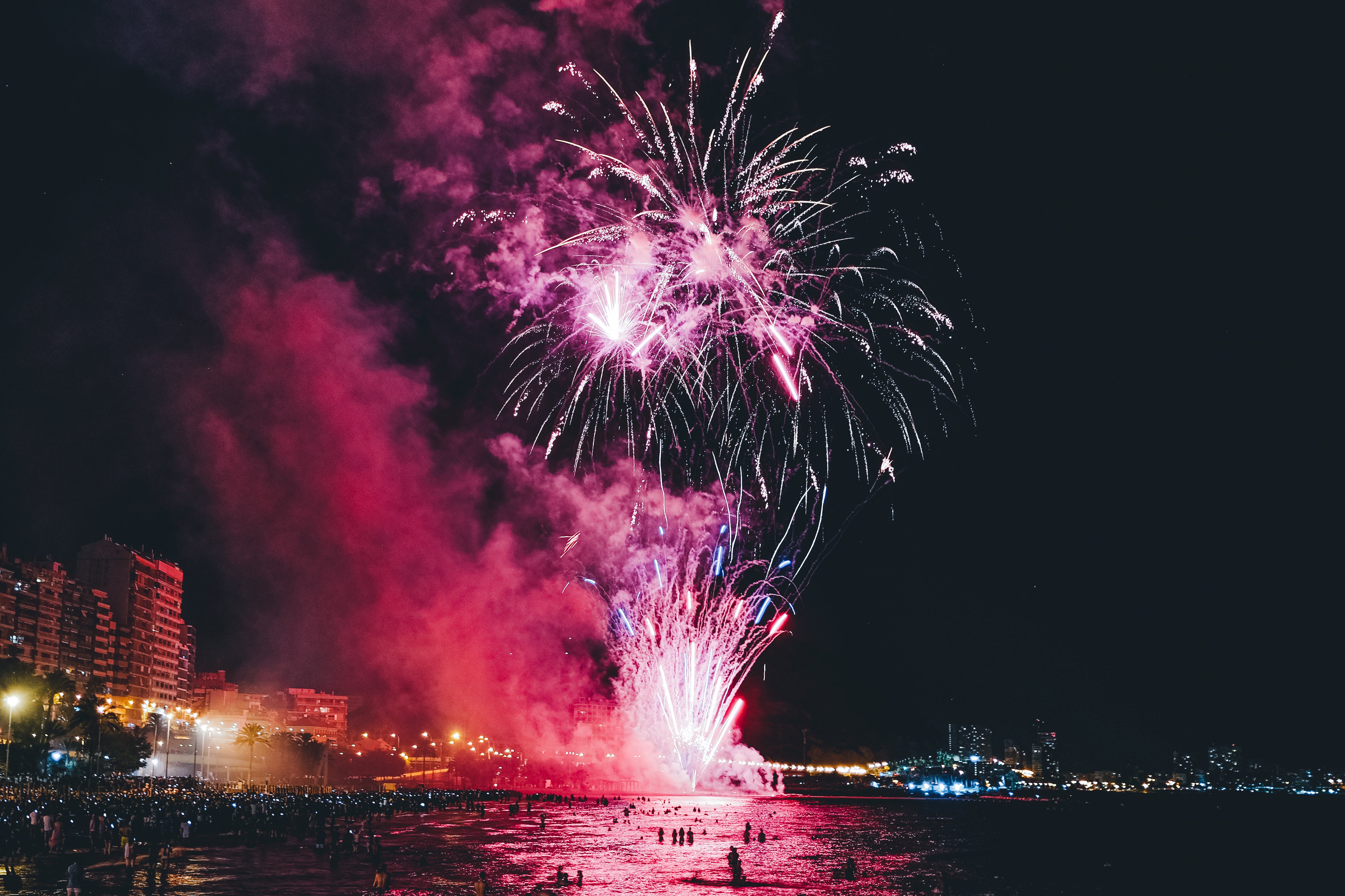 Los fuegos dejan en Alicante una explosión de colores