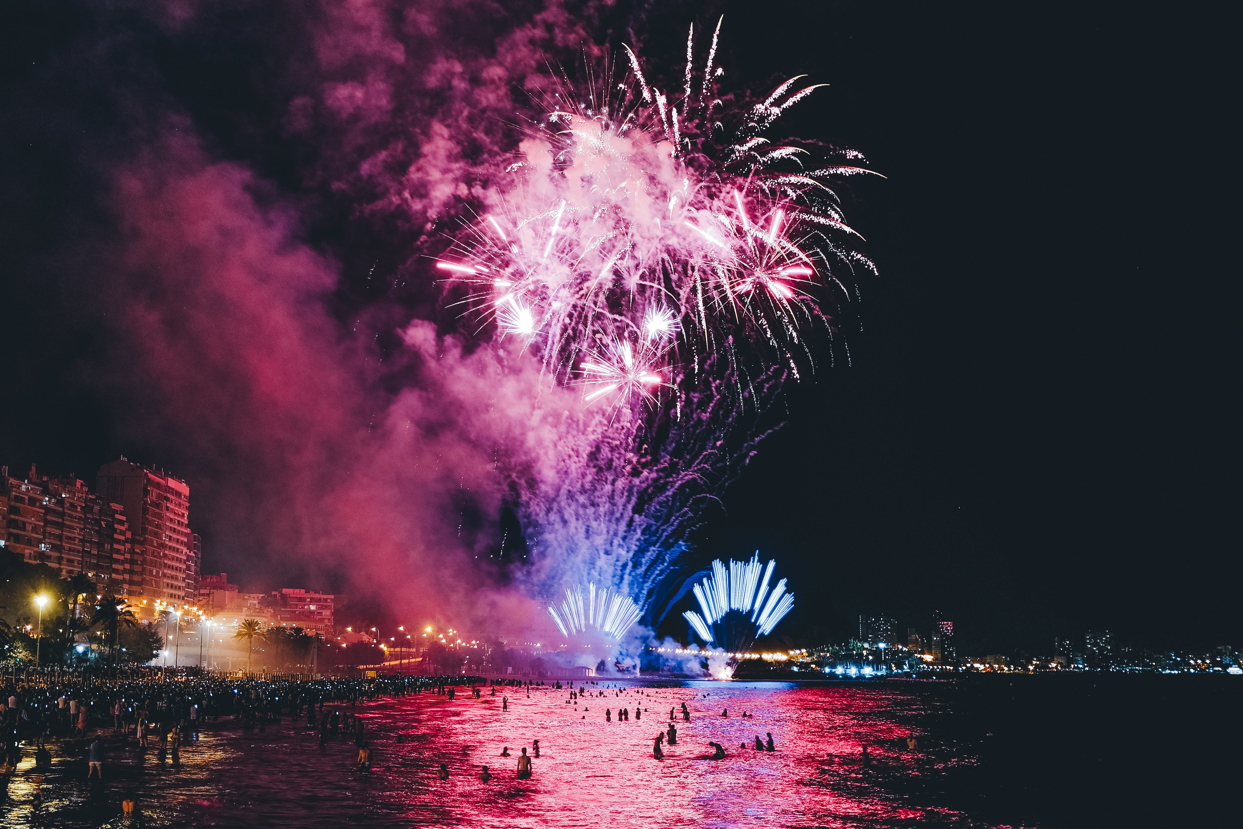 Los fuegos dejan en Alicante una explosión de colores