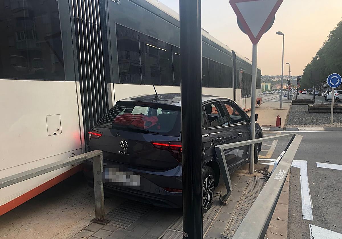 Imagen de cómo ha quedado encajado el vehículo tras el accidente.