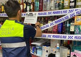 Productos precintados en un establecimiento de Elche por vender alcohol a menores.