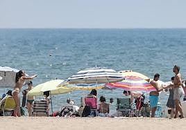 Una playa llena ante el calor en el interior y la costa