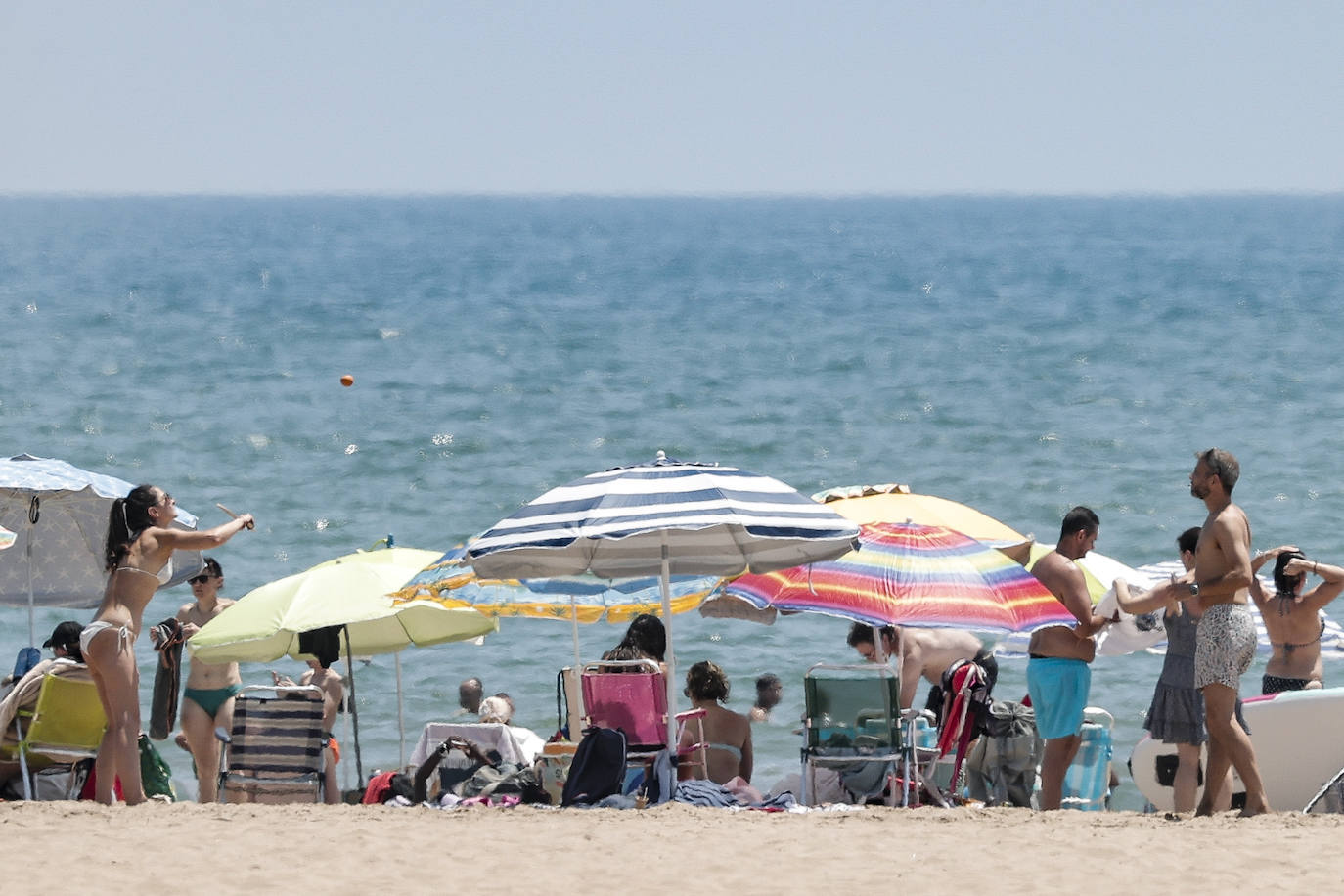 Una playa llena ante el calor en el interior y la costa