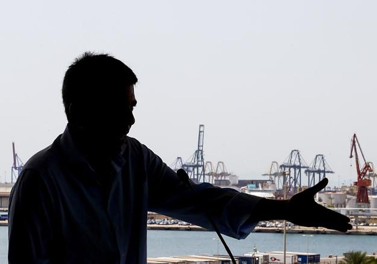 La silueta de Carlos Mazón sobre el puerto de Valencia.