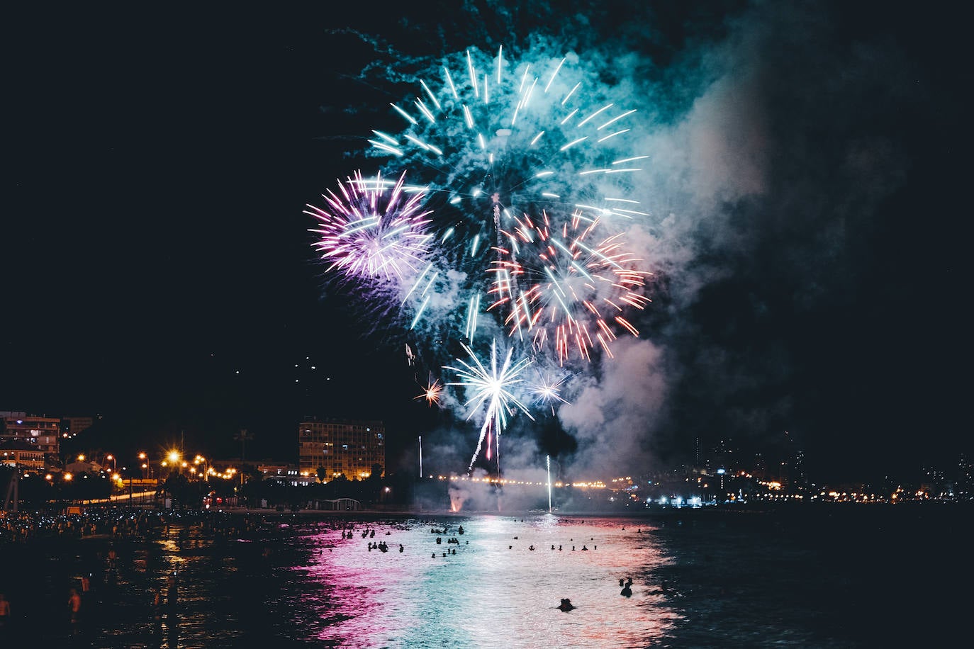 El Postiguet brilla con el tercer disparo del concurso de fuegos artificiales