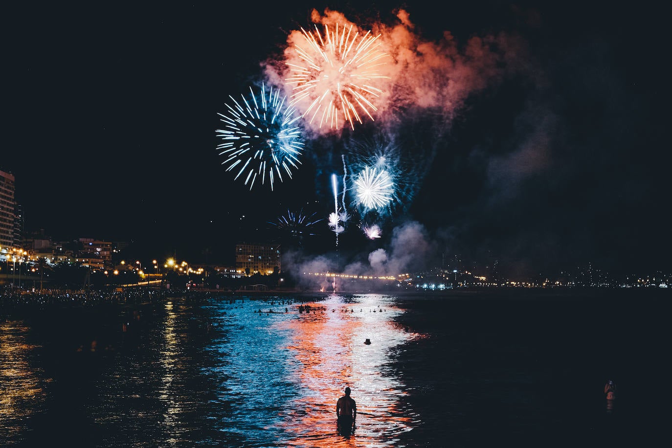 El Postiguet brilla con el tercer disparo del concurso de fuegos artificiales