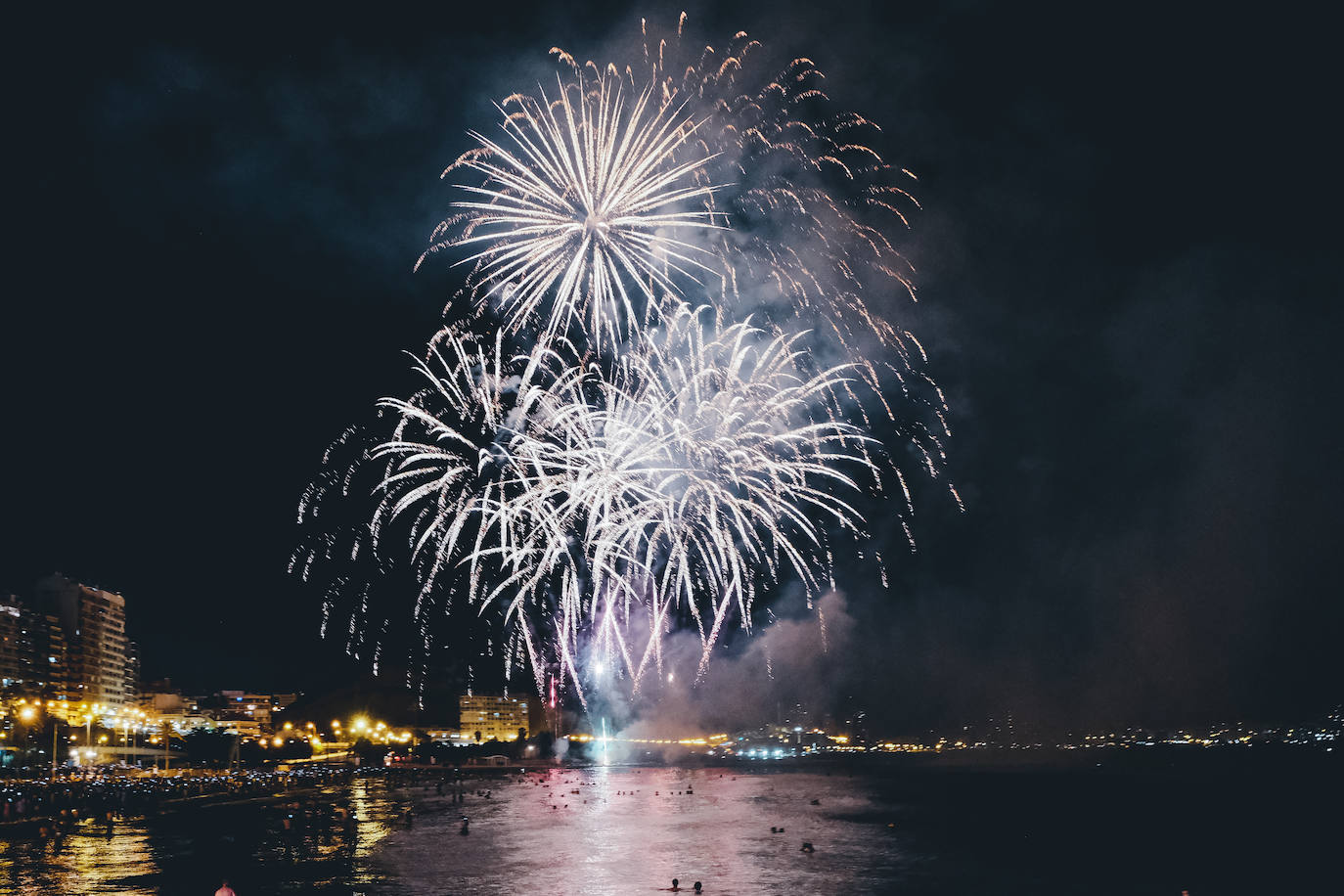 El Postiguet brilla con el tercer disparo del concurso de fuegos artificiales