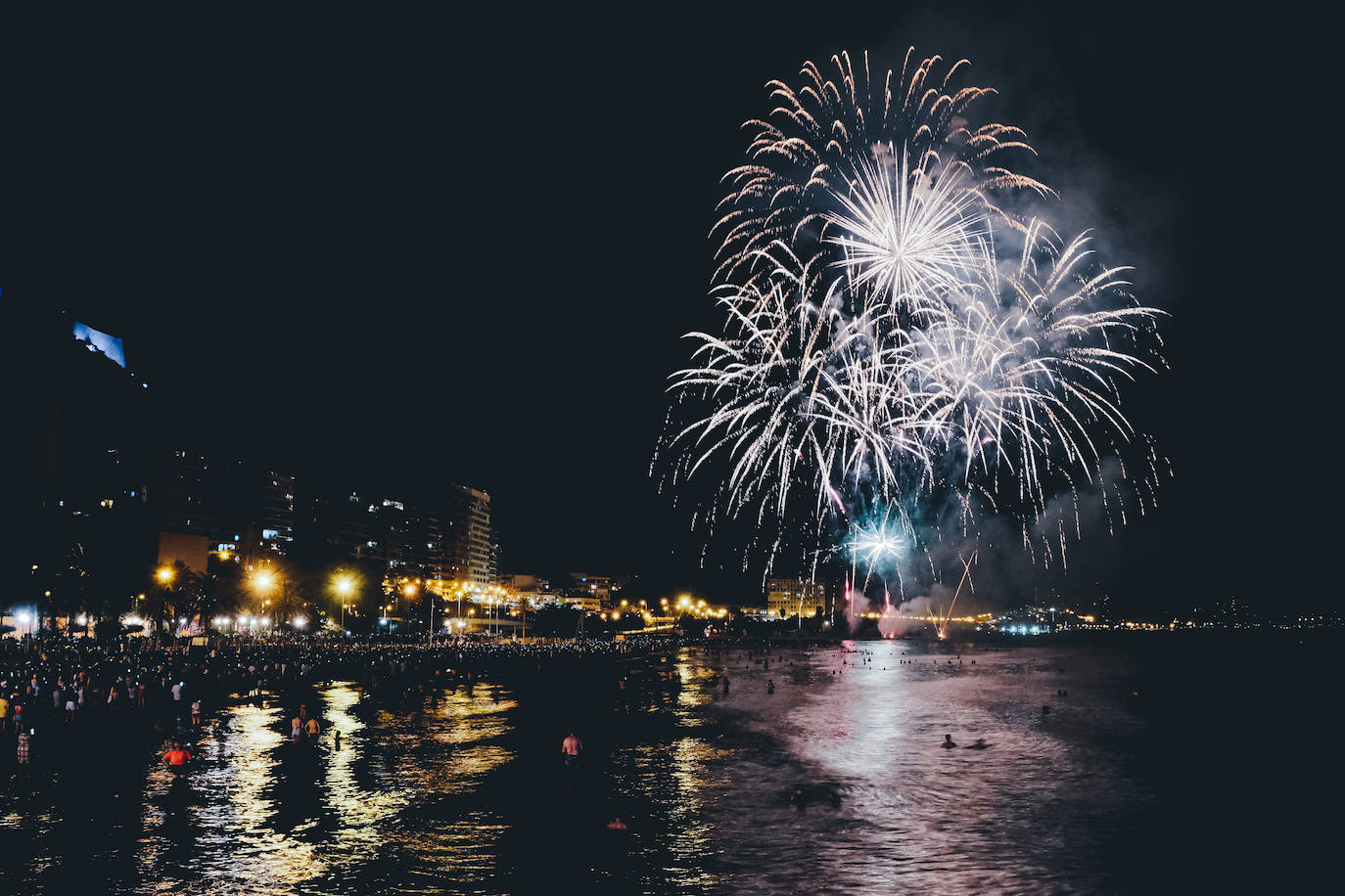 El Postiguet brilla con el tercer disparo del concurso de fuegos artificiales