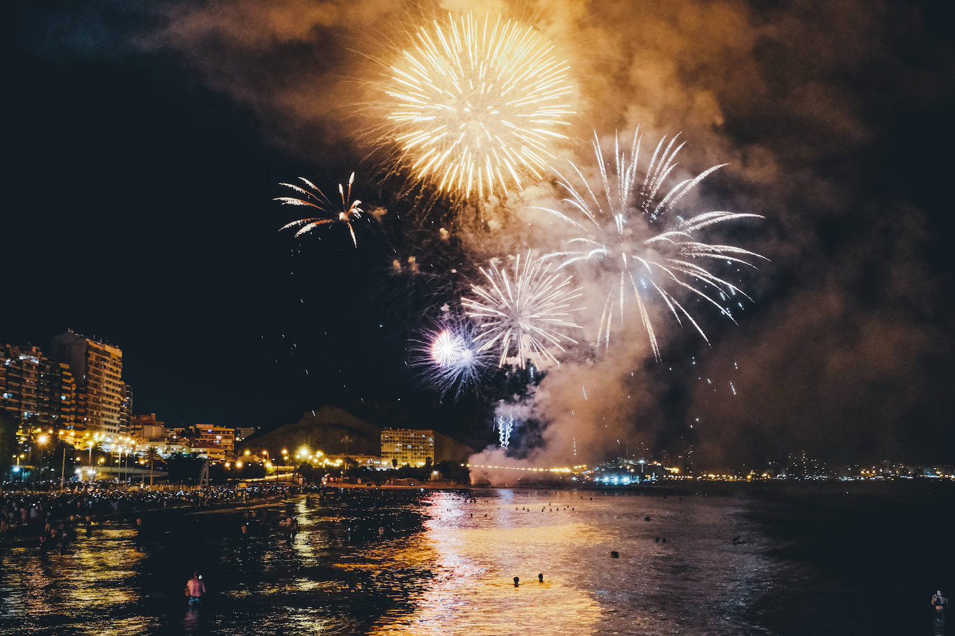 El Postiguet brilla con el tercer disparo del concurso de fuegos artificiales