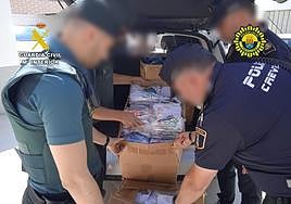 La Guardia Civil y la Policía Local de Crevillent durante la intervención de la ropa falsificada.