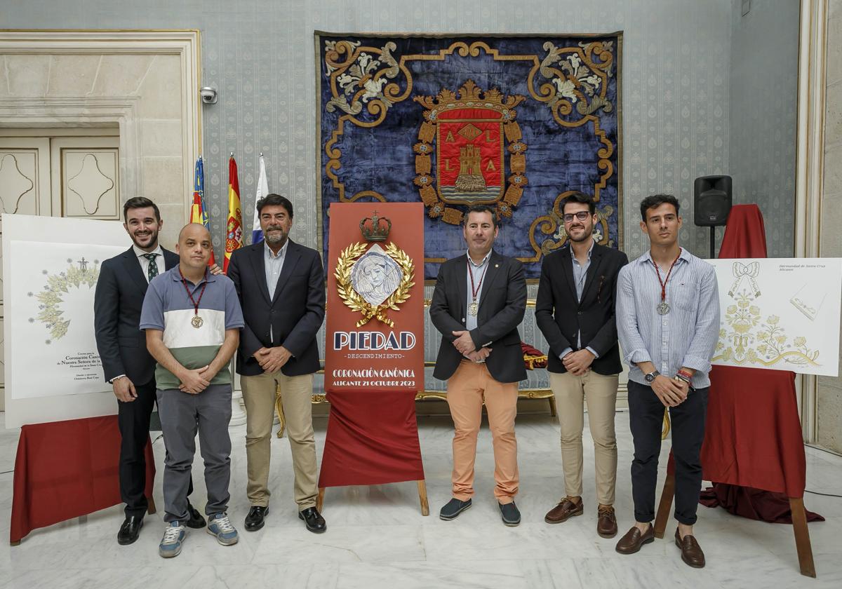 Presentación del cartel, la saya y la corona de la Coronación Canónica de la Virgen de la Piedad.