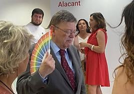 Puig se da aire con un abanico con los colores del arco iris.