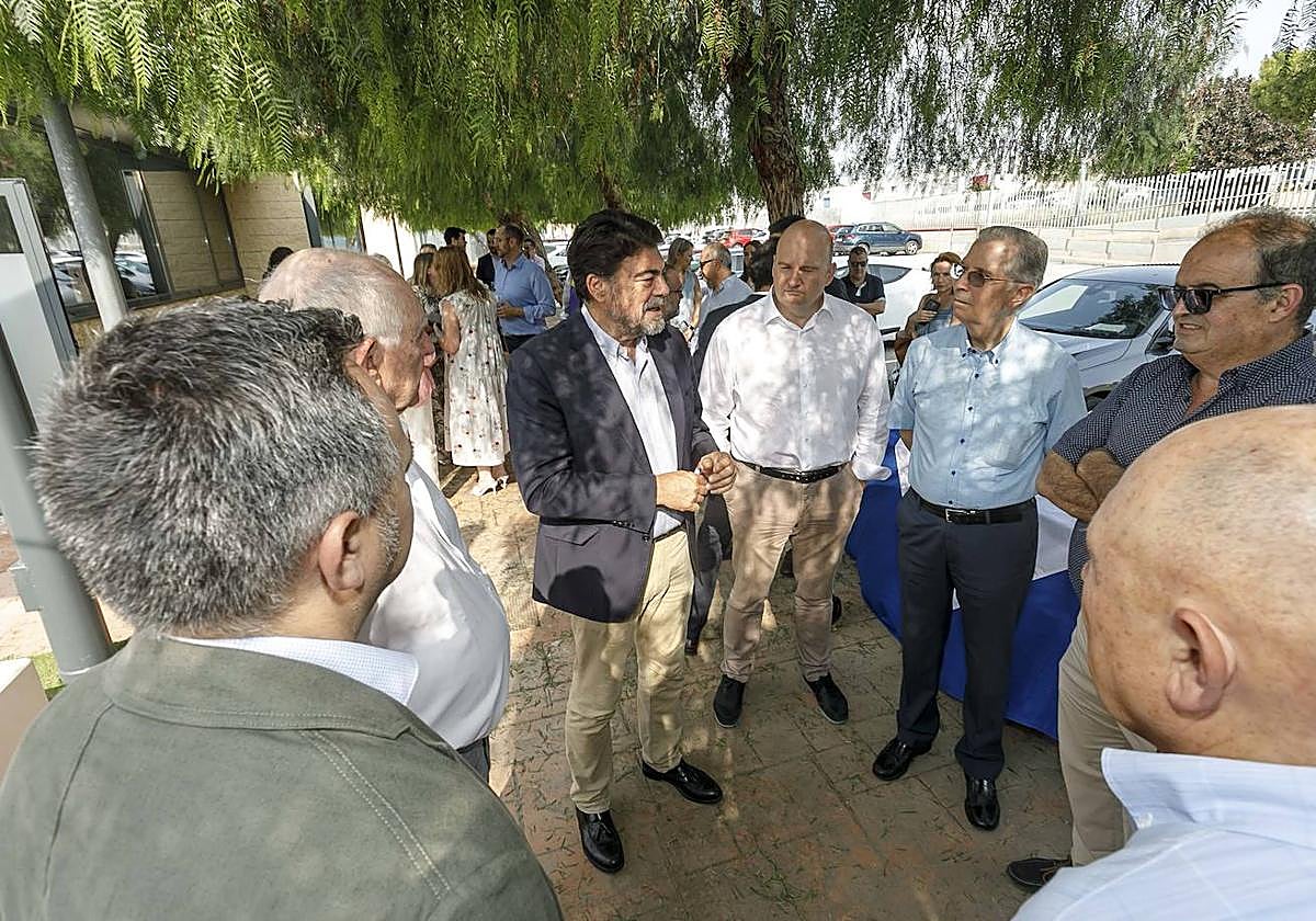 El alcalde, con los empresarios de los polígonos industriales, este jueves.