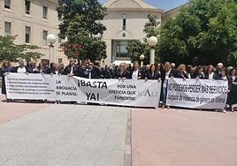 Los letrados alicantinos durante una de las concentraciones frente al Palacio de Justicia de Alicante.