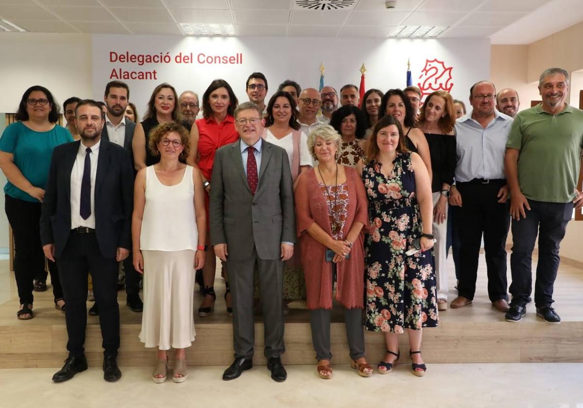 El presidente de la Generalitat, Ximo Puig, con la consellera Bueno; la delegada, Antonia Moreno, y los responsables de Comunicación, Pere Rostoll y Sonia Rodrigo, con la prensa alicantina.