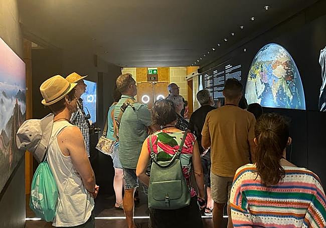 Turistas visitan la exposición de los Guerreros de Xi'an.