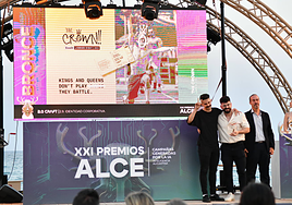 Dos miembros de una de las empresas galardonadas en la XXI edición de los Premios Alce.