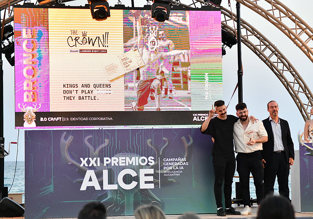 Dos miembros de una de las empresas galardonadas en la XXI edición de los Premios Alce.