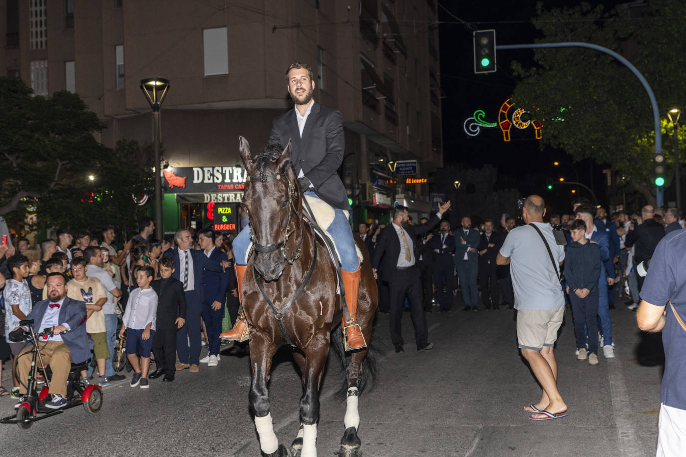 Los festeros de San Blas pasean la música por las calles de Alicante