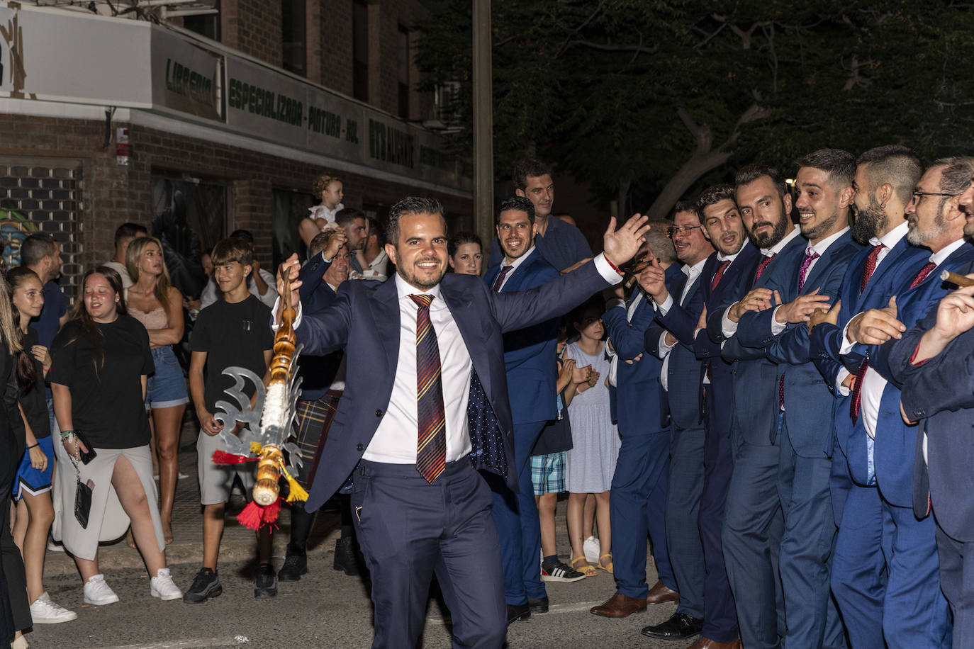 Los festeros de San Blas pasean la música por las calles de Alicante