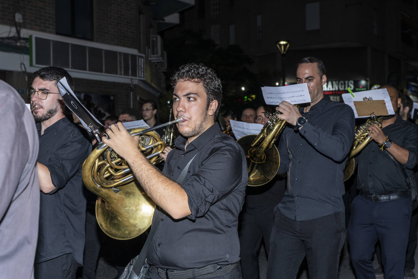 Los festeros de San Blas pasean la música por las calles de Alicante