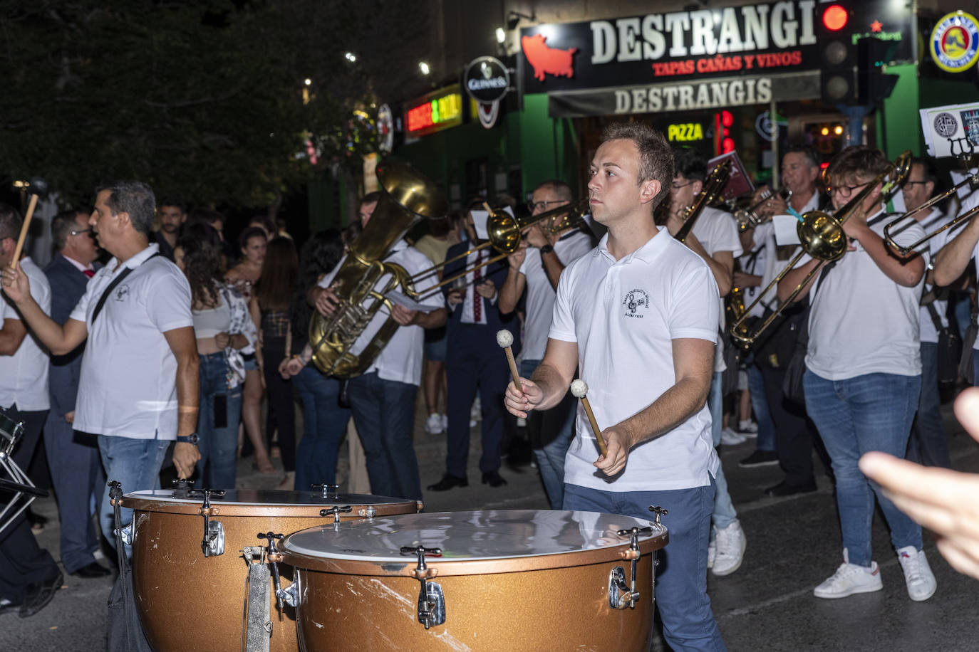 Los festeros de San Blas pasean la música por las calles de Alicante