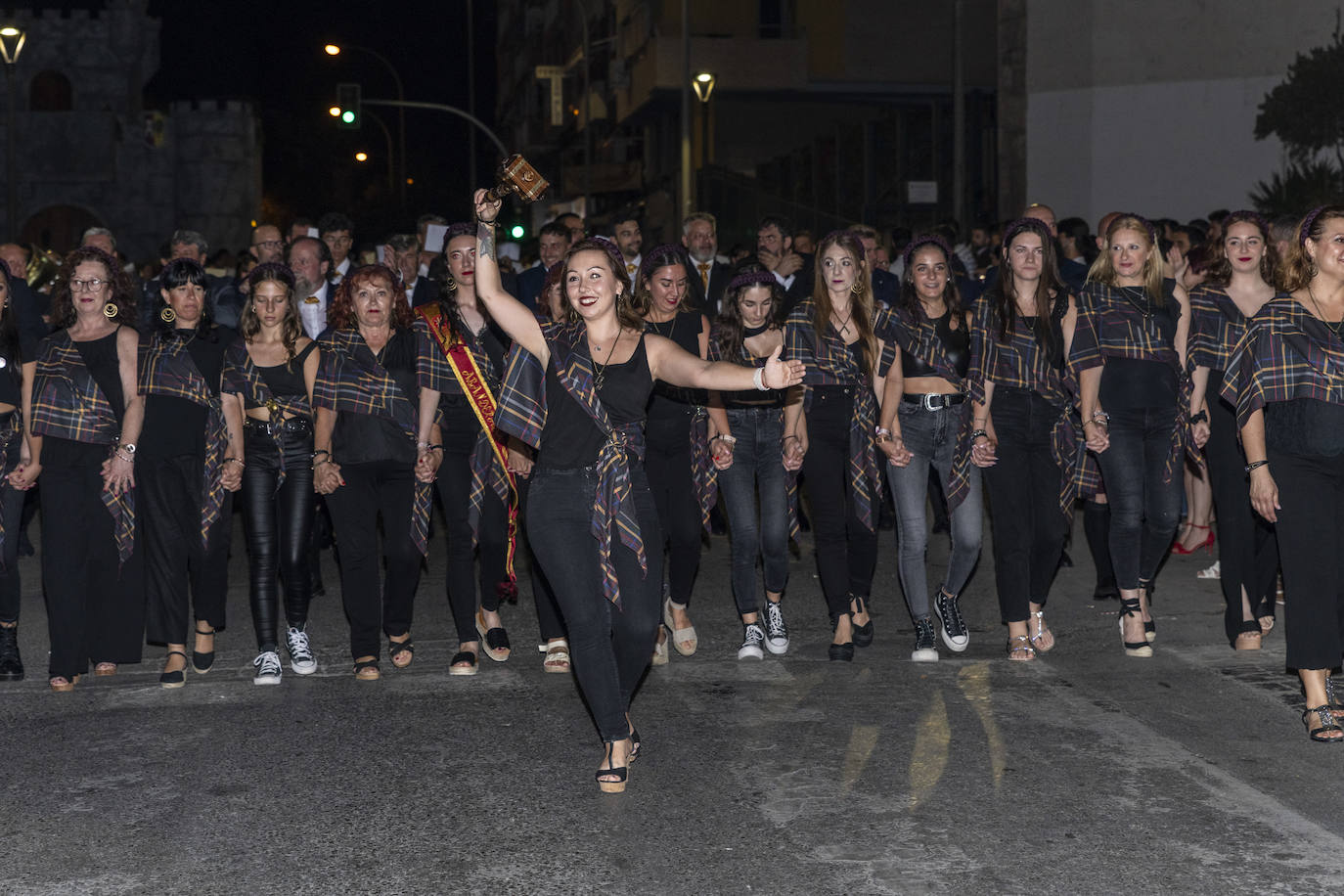 Los festeros de San Blas pasean la música por las calles de Alicante