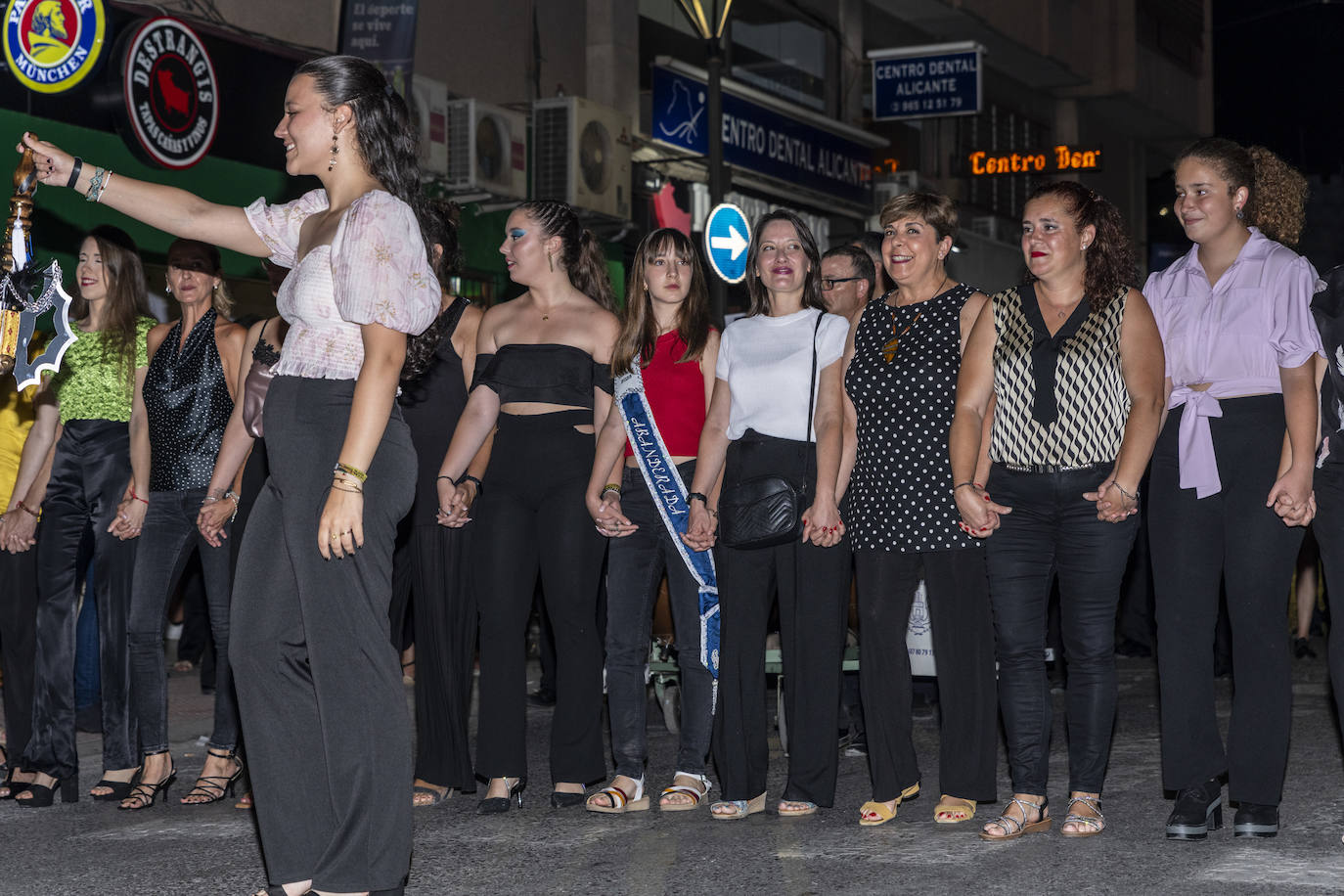 Los festeros de San Blas pasean la música por las calles de Alicante