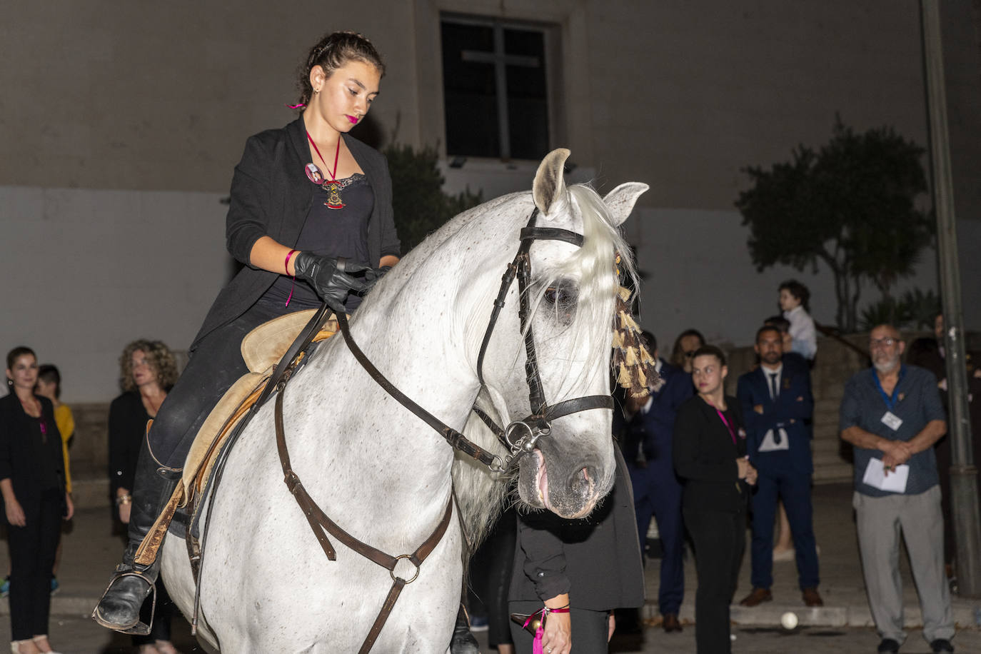 Los festeros de San Blas pasean la música por las calles de Alicante
