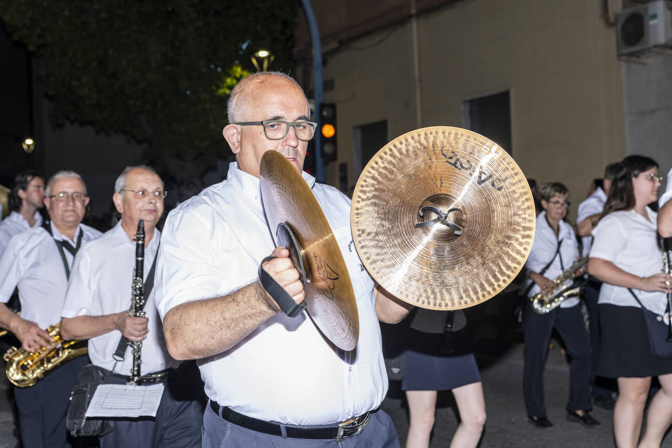 Los festeros de San Blas pasean la música por las calles de Alicante