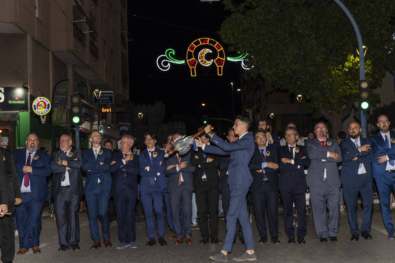 Los festeros de San Blas pasean la música por las calles de Alicante