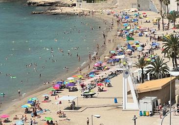 Las sombrillas y toallas comienzan a llenar las playas de Alicante