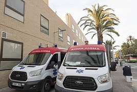 Ambulancias aparcadas en un Hospital de la provincia de Alicante.