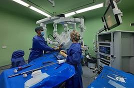 El robot Da Vinci en una de sus intervenciones quirúrgcas.