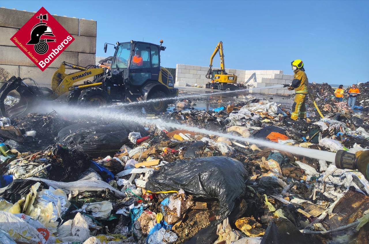 Imagen secundaria 2 - Extinguen un incendio con múltiples focos en una planta de reciclaje de Villena