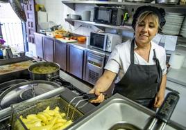 Una cocinera, en un restaurante.