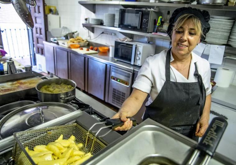 Una cocinera, en un restaurante.