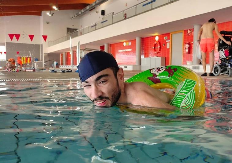Uno de los participantes de las actividades de baño del programa 'Disfrutando el verano'.