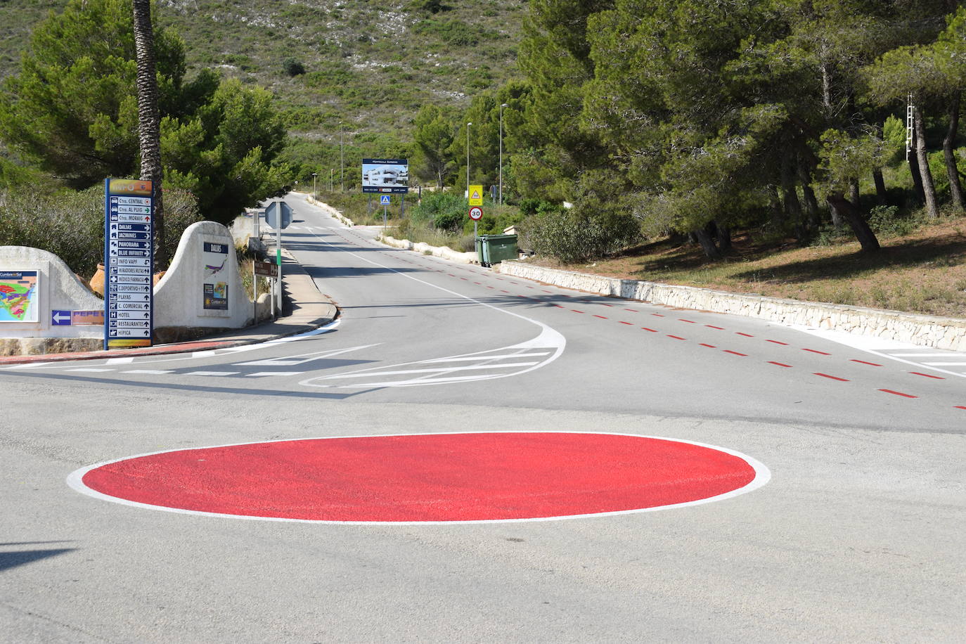 Imagen principal - Las nuevas mejoras viales con las que cuenta Benintatxell desde este verano.