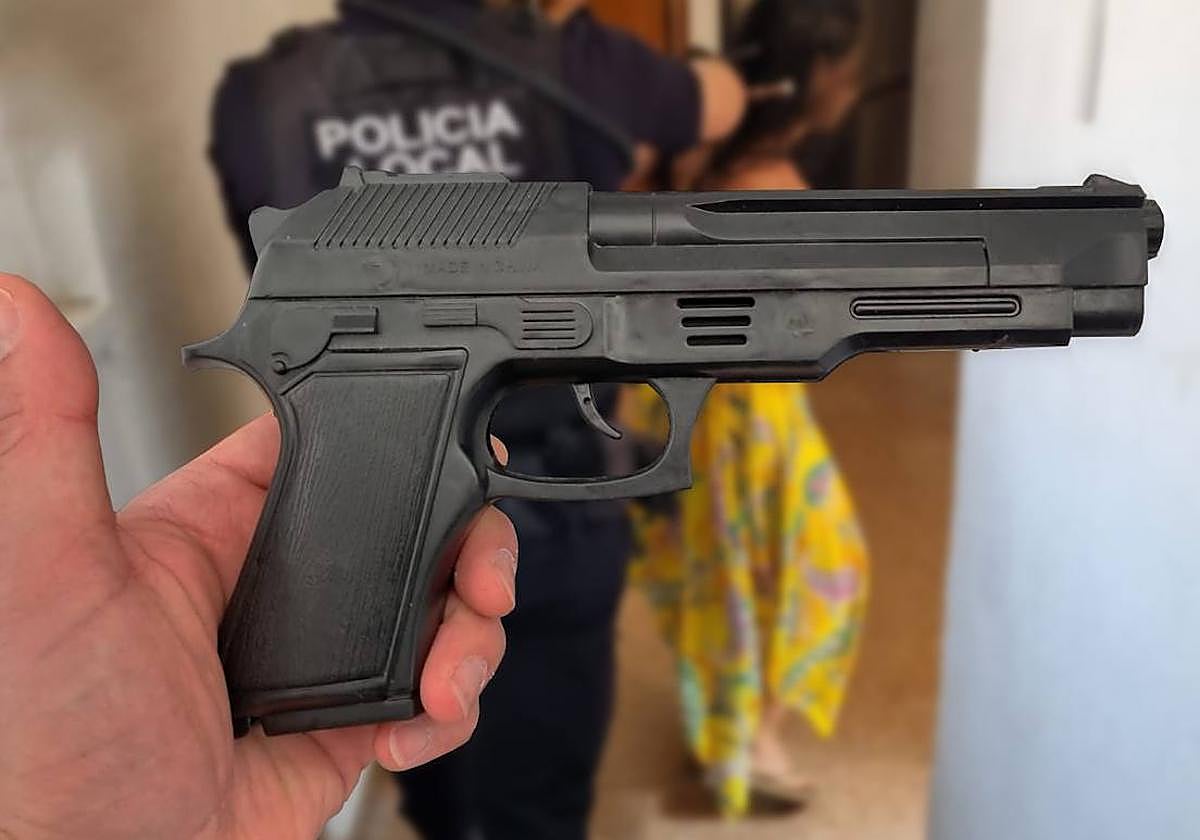 Pistola simulada que incautó la Policía Local de Elche.