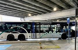 Autobús de la línea C6 en la parada del aeropuerto