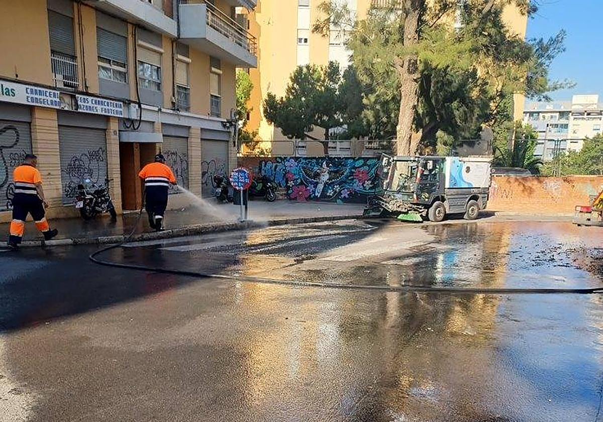 Dos operarios, en labores de limpieza.