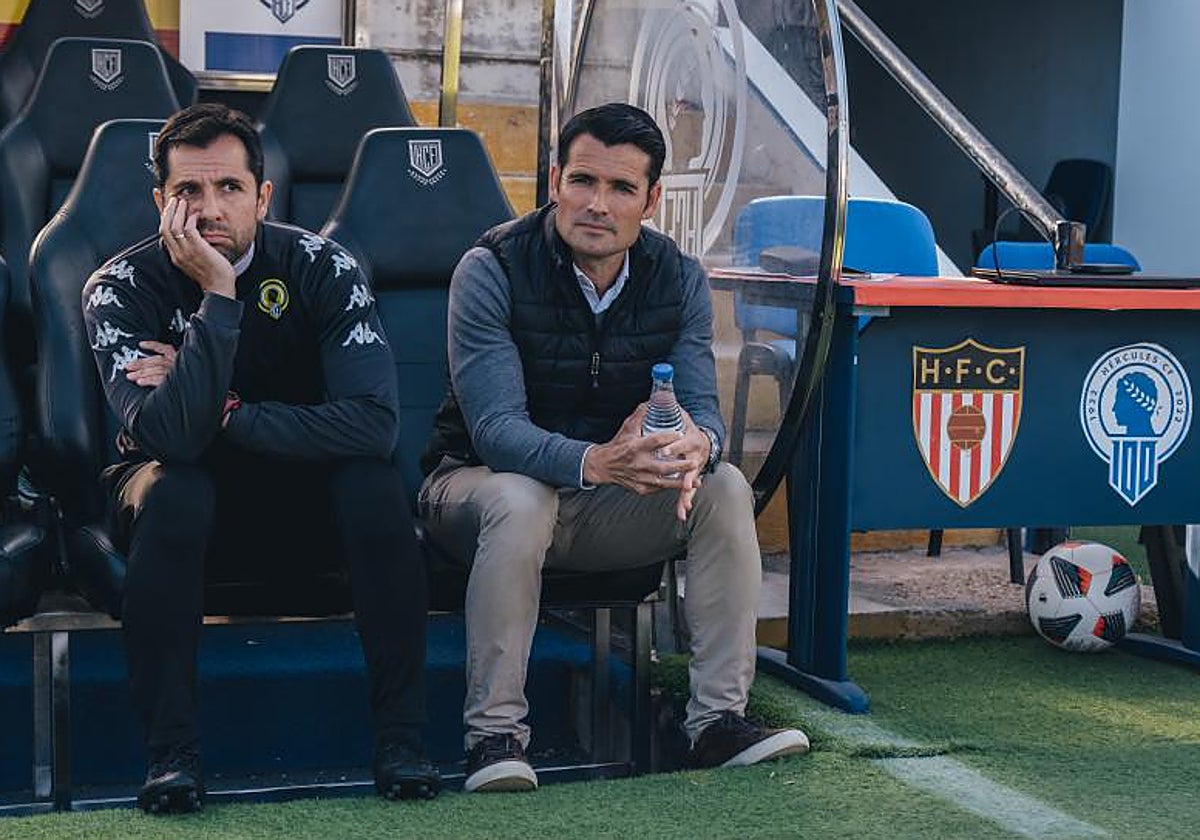 Lolo Escobar y su hermano, en el banquillo del Rico Pérez