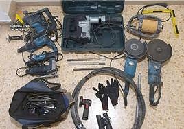 Material intervenido por la Guardia Civil a los sospechosos.