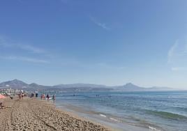 Bañistas disfrutan de la playa de San Juan.