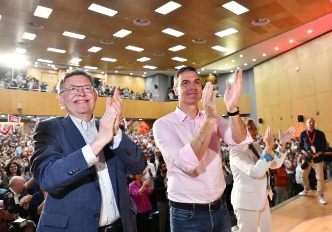 Pedro Sánchez con Ximo Puig y Ana Barceló en el mitin del PSOE en Alicante con motivo de las autonómicas y municipales.
