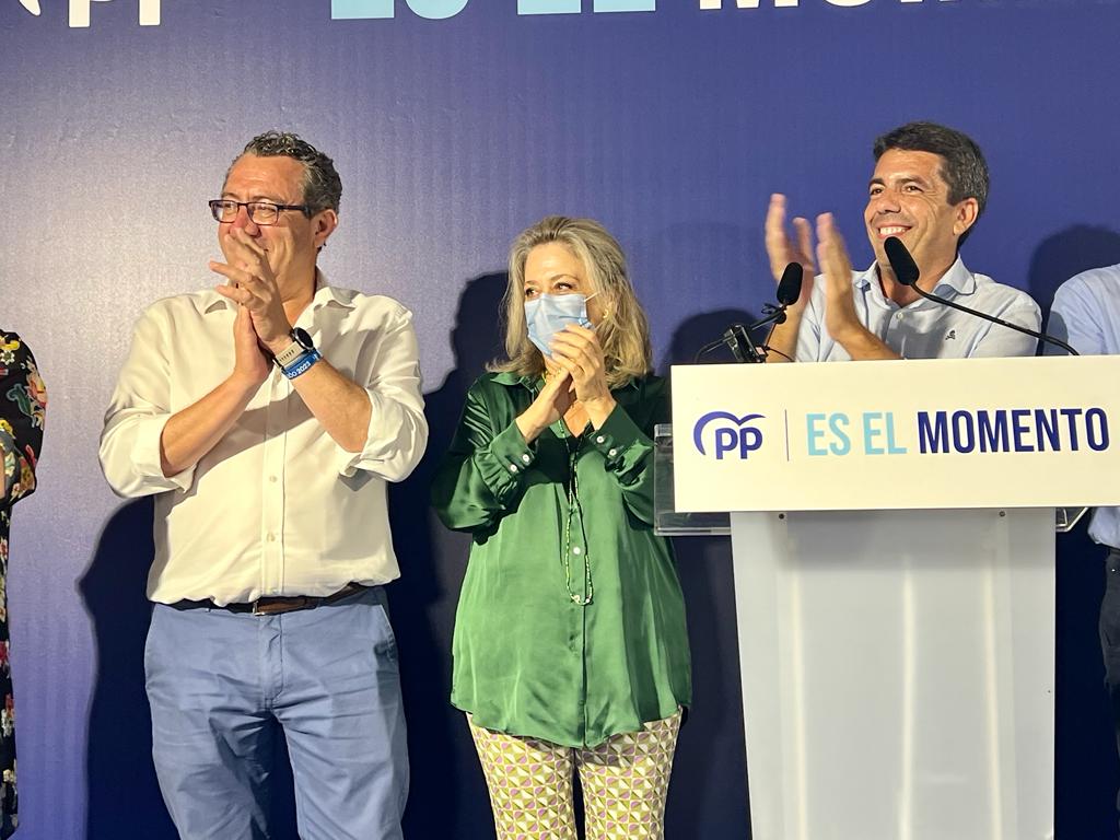 Toni Pérez (i) junto a Mazón (d) en el acto de este jueves.