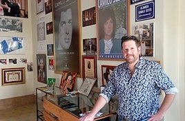 Gilberto posa antes los numerosos retratos que decoran la sede del club de fans del artista.