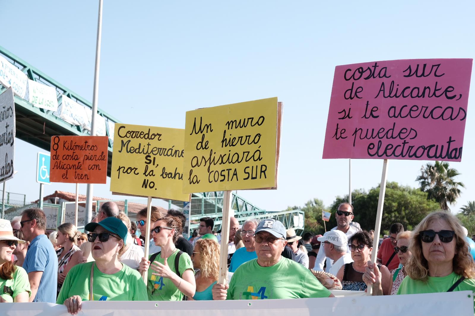 Las mejores imágenes de la manifestación por la variante de Torrellano