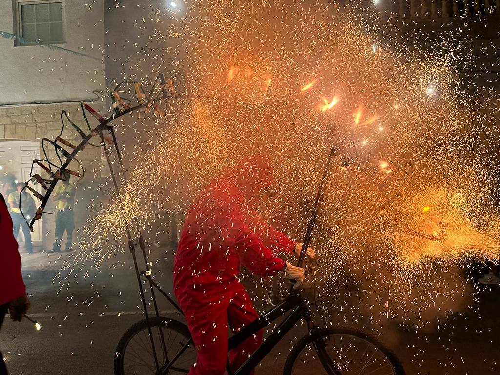 Un multitudinario &#039;correfocs&#039; da la salida a las fiestas de la Virgen del Carmen en El Campello
