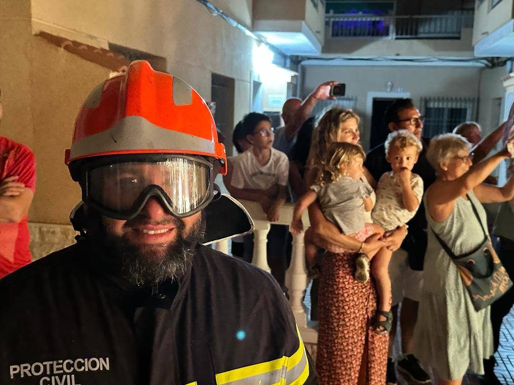 Un multitudinario &#039;correfocs&#039; da la salida a las fiestas de la Virgen del Carmen en El Campello